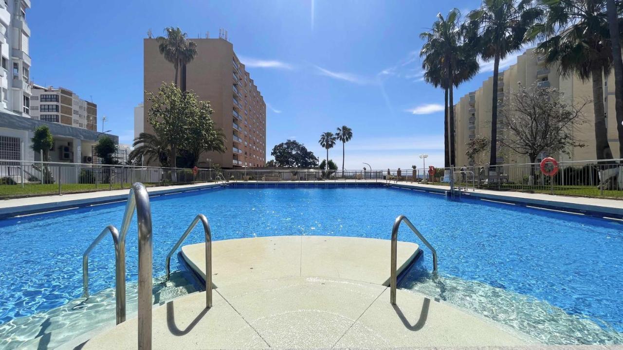 Pool And Beach In Беналмадена Екстериор снимка