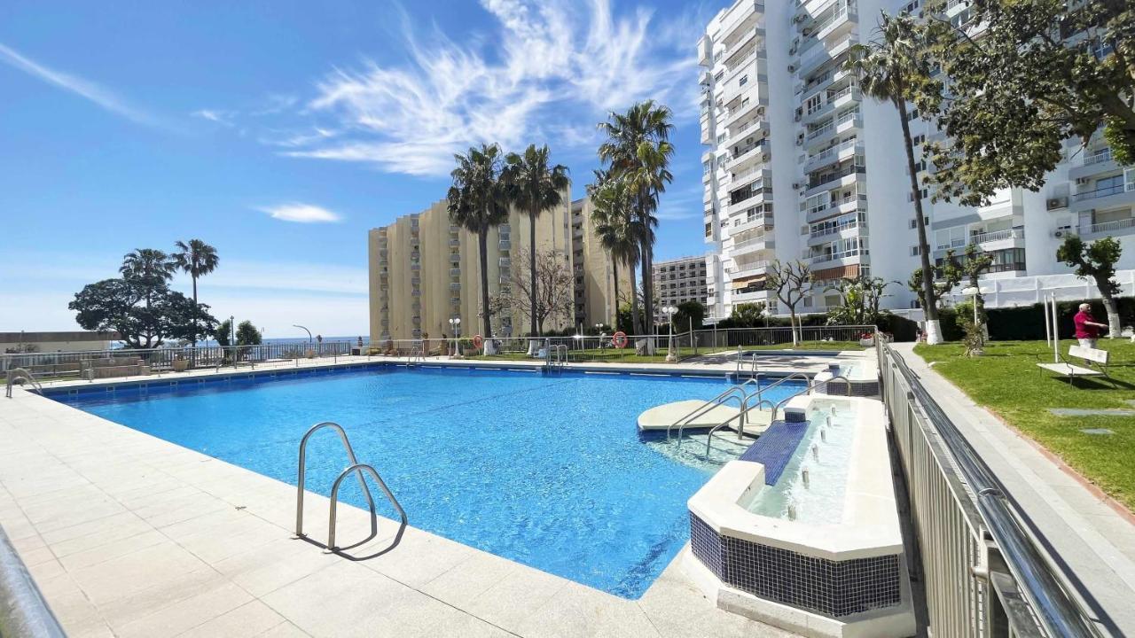 Pool And Beach In Беналмадена Екстериор снимка